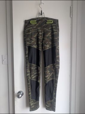 Virus Camouflage Green Active Leggings